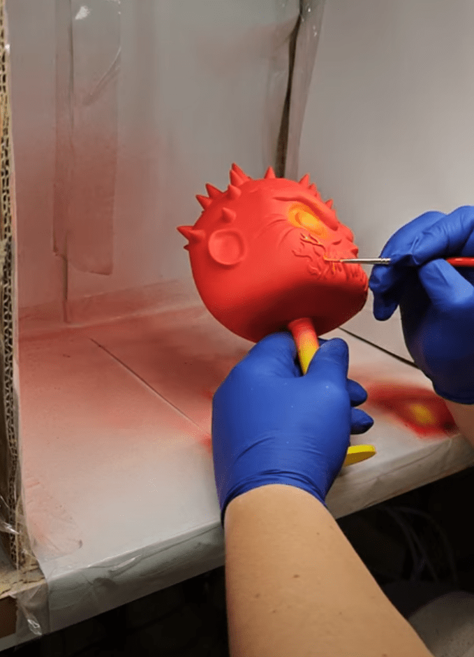 Pintura artesanal con pincel de una figura impresa en 3D en el taller BUR3D