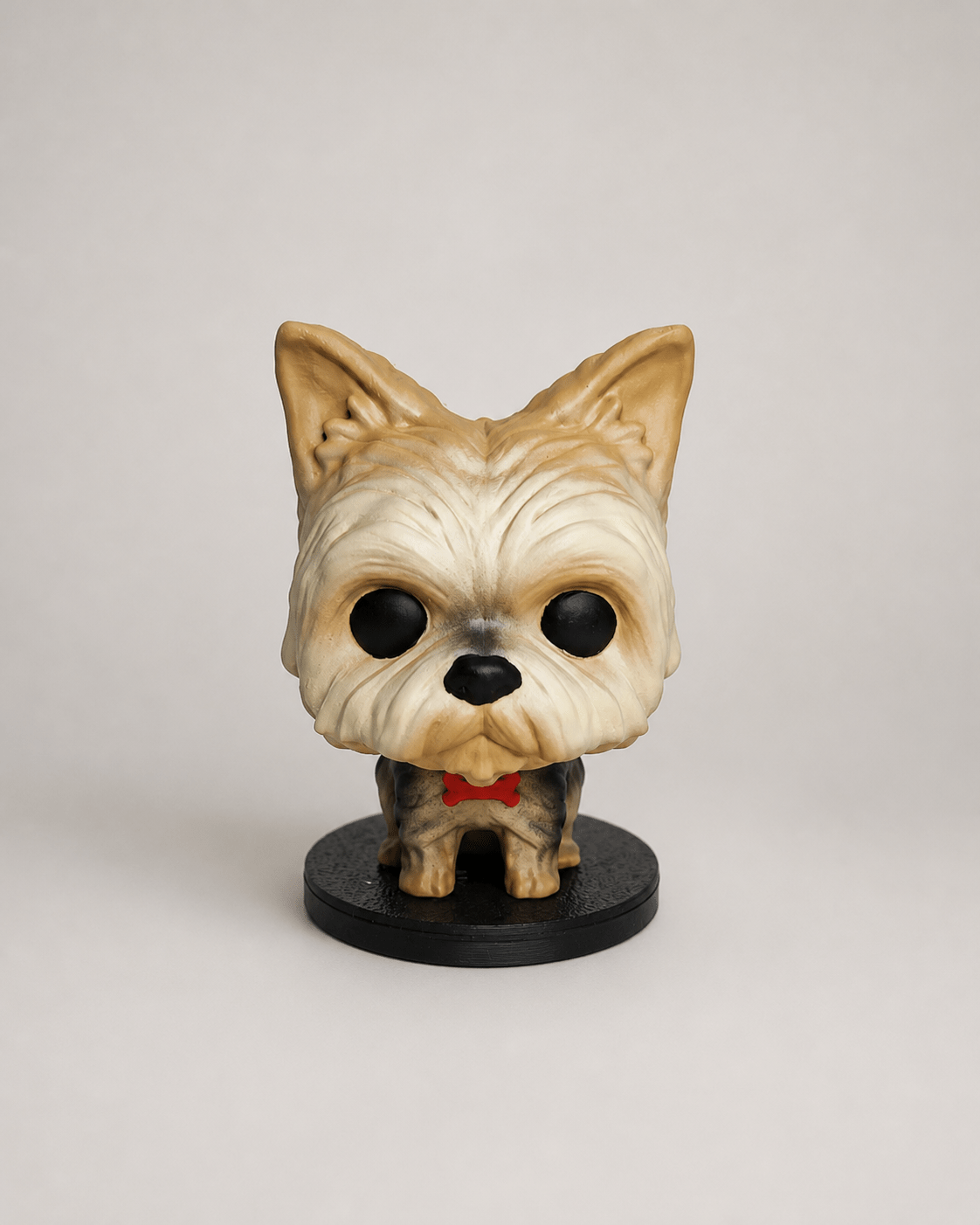Figura personalizada de mascota con placa roja