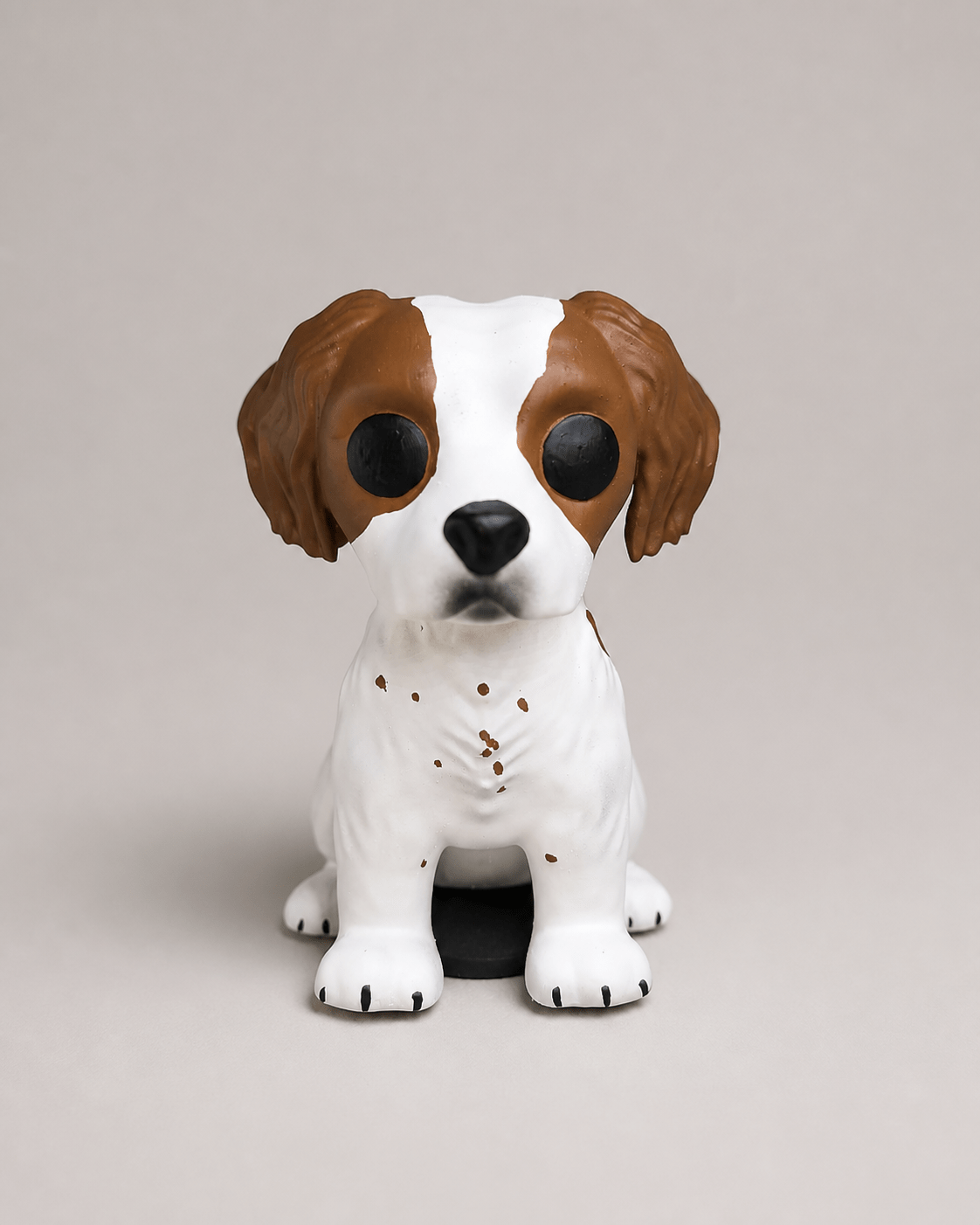 Figura personalizada de perro blanco y marrón