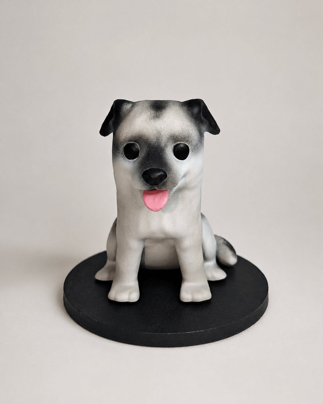Figura personalizada de perro blanco y gris