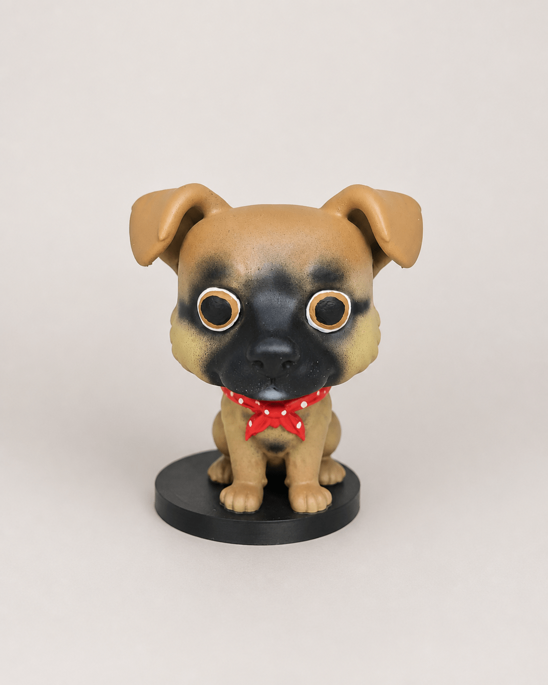 Figura personalizada de mascota con pañuelo rojo